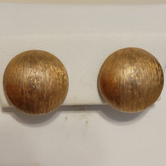 Y5 Well Loved Vintage Trifari Gold-tone Clip-on Earrings - Picture 1 of 3